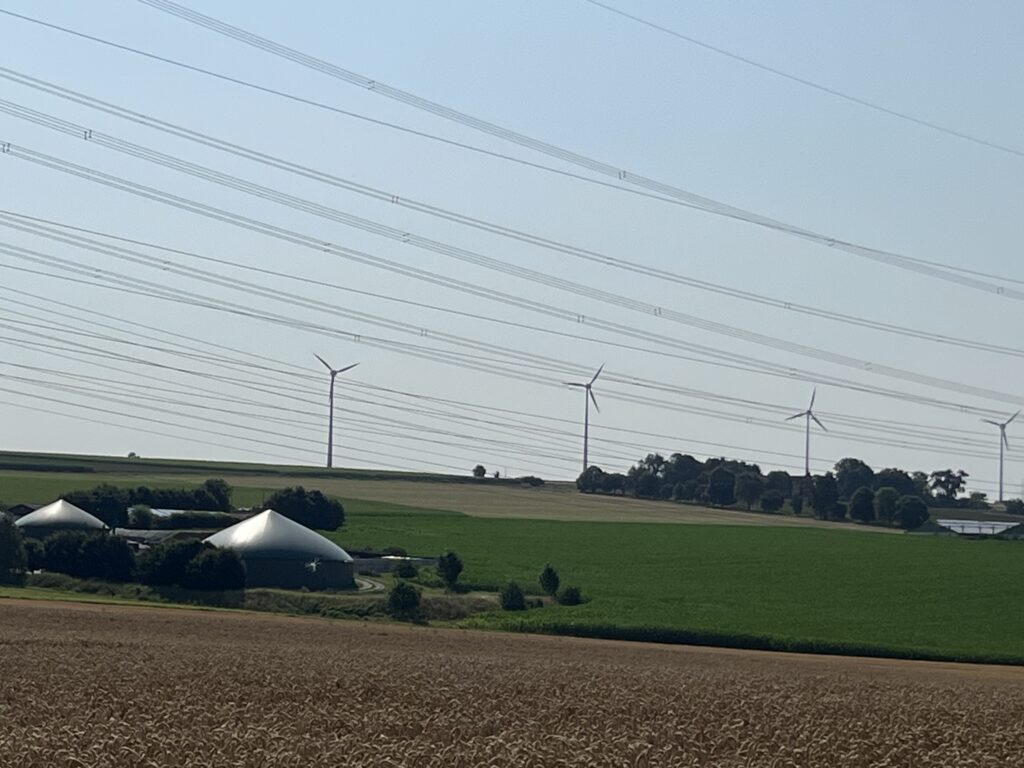 Landwirtschaftlicher Standort mit Biogasanlage, Windkraftanlagen und Stromleitungen