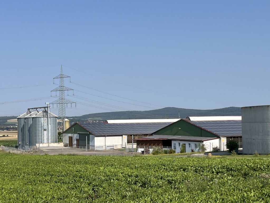 Landwirtschaftlicher Stall mit Photovoltaikanlage auf dem Dach