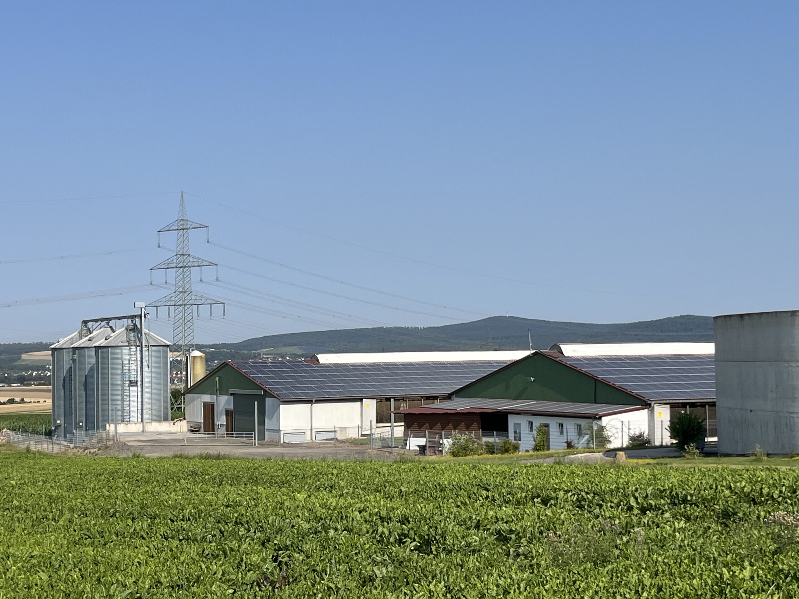 Landwirtschaftlicher Stall mit Photovoltaikanlage auf dem Dach